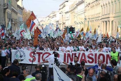 La Lega contro l'immigrazione: "Stop invasione" 15
