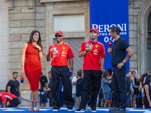 Febbre rossa a Milano per la Ferrari: la sfilata di Charles Leclerc e Lewis Hamilton