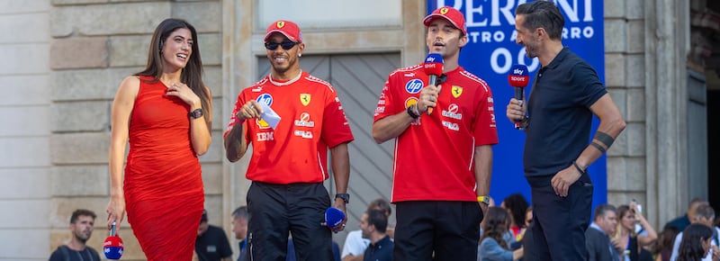 Febbre rossa a Milano per la Ferrari: la sfilata di Charles Leclerc e Lewis Hamilton