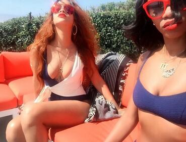 Rihanna, il seno esplode su Instagram. Ma è il profilo di un'amica 2