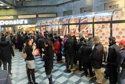 Coda a Milano davanti al nuovo McDonald's 5
