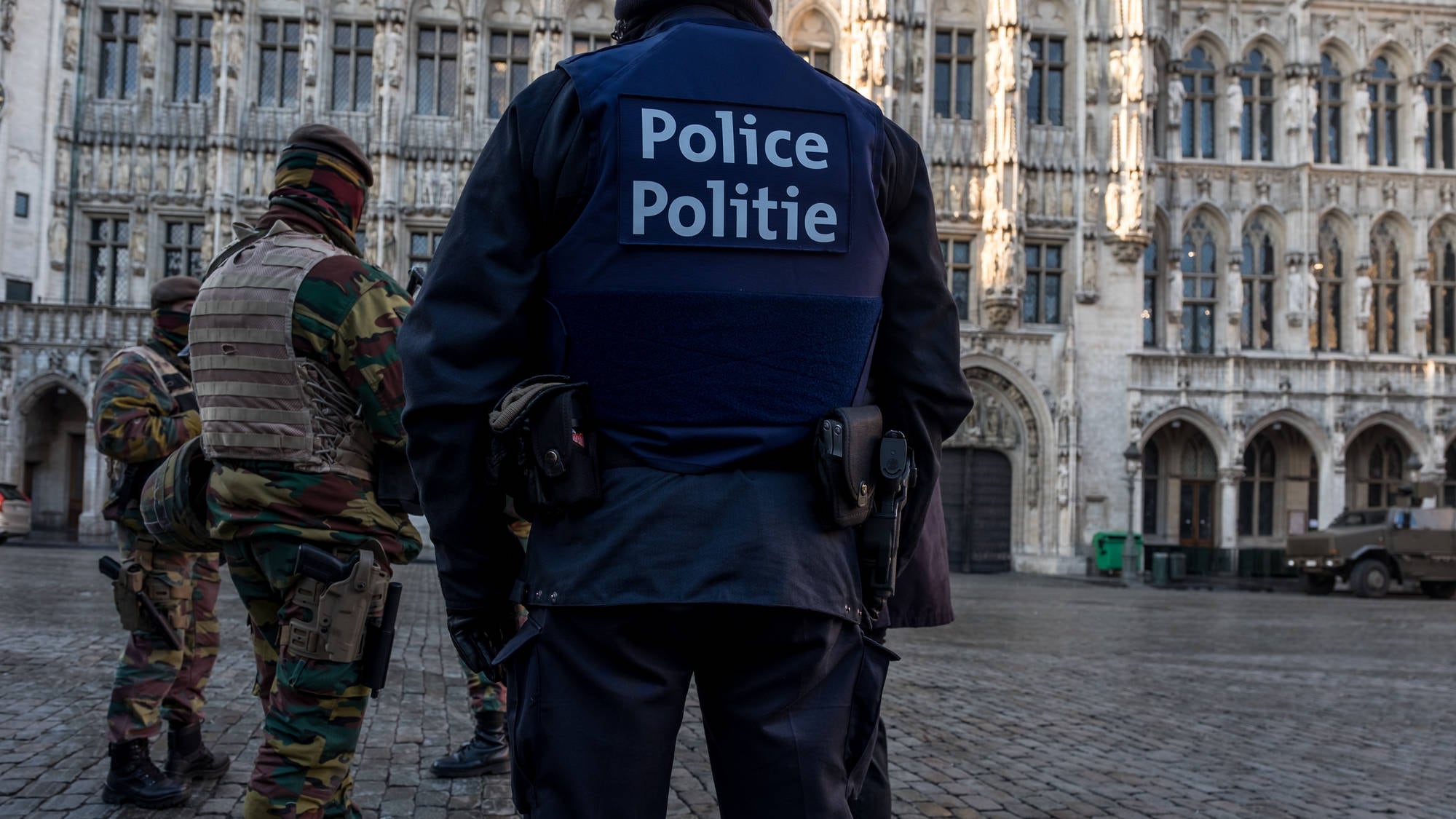 Parigi, una cintura esplosiva ritrovata in un cestino