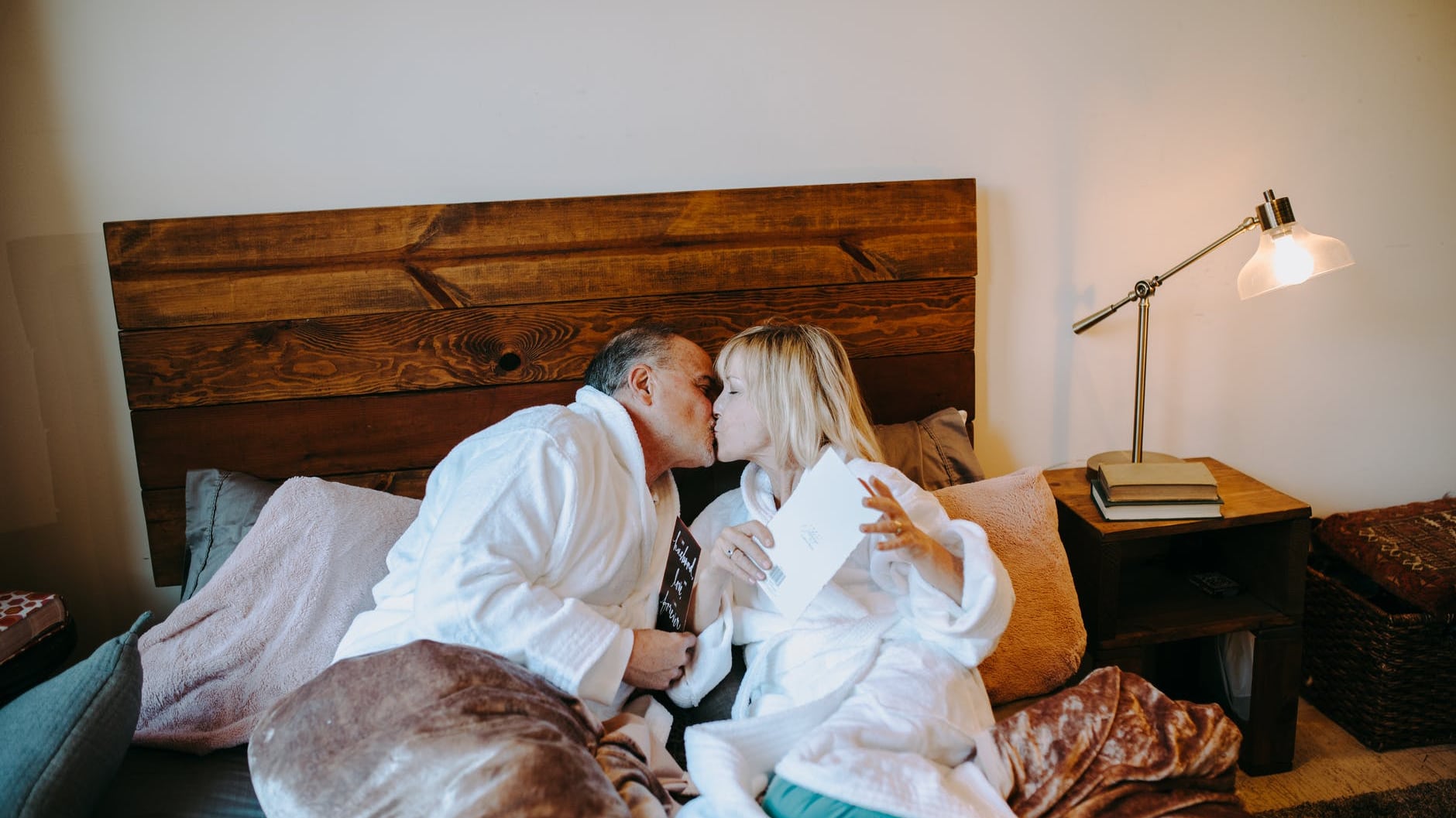 Sesso e romanticismo dopo i 60 anni: ecco come cambiano e i miti da sfatare
