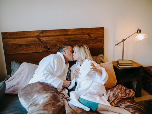 Sesso e romanticismo dopo i 60 anni: ecco come cambiano e i miti da sfatare