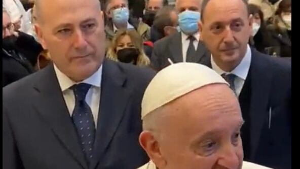 Ora il Papa porta con sé due infermieri. Ecco il perché