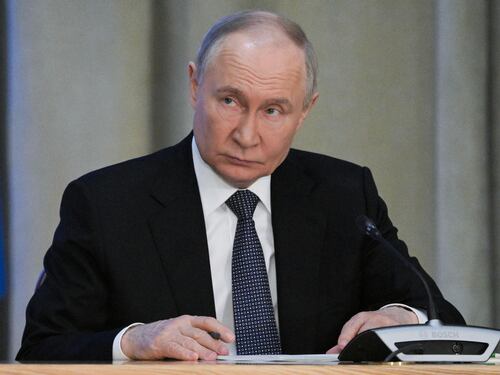 Concessioni allo Zar (subito smentite). Sospetti di Kiev e Ue sul "tifo" del tycoon