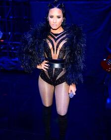 Demi Lovato tutta nuda senza Photoshop 16