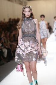 Gigi Hadid a seno nudo per Fendi 5