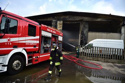Maxi incendio in un deposito di rifiuti speciali 7