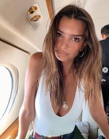 Emily Ratajkowski, scollatura hot su Instagram 7