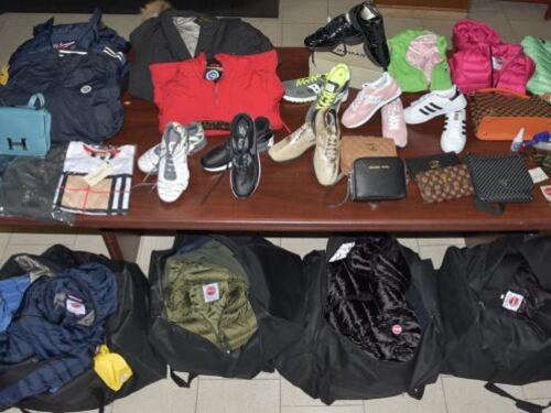 Senegalese 50enne regolare nascondeva un deposito di merce contraffatta in casa
