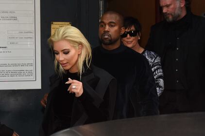 Kardashian cambia look: caschetto biondo platino 12
