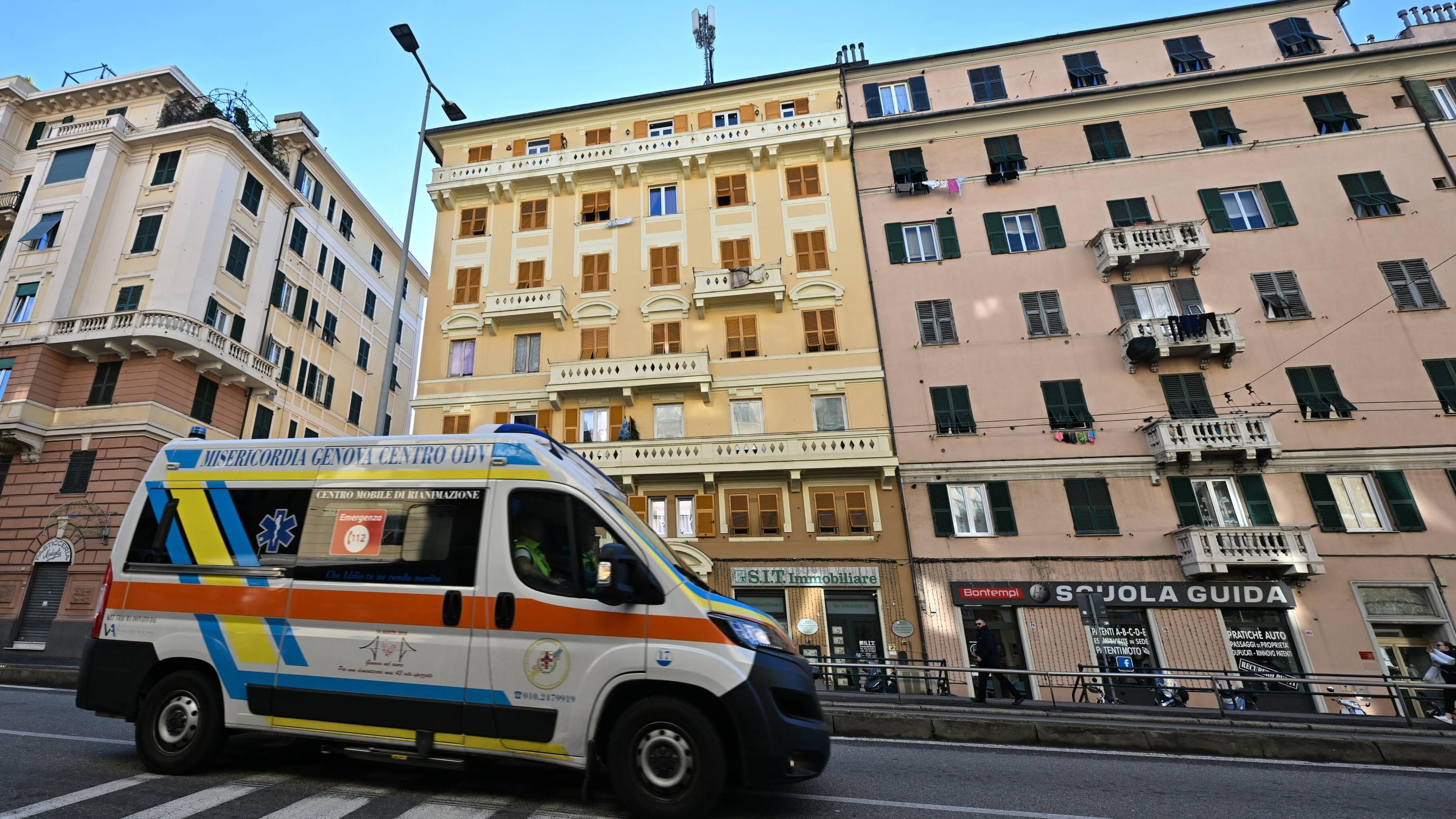 Genova, sorelle si lanciano dal quarto piano: una muore, l'altra è grave. In casa 4 bambini