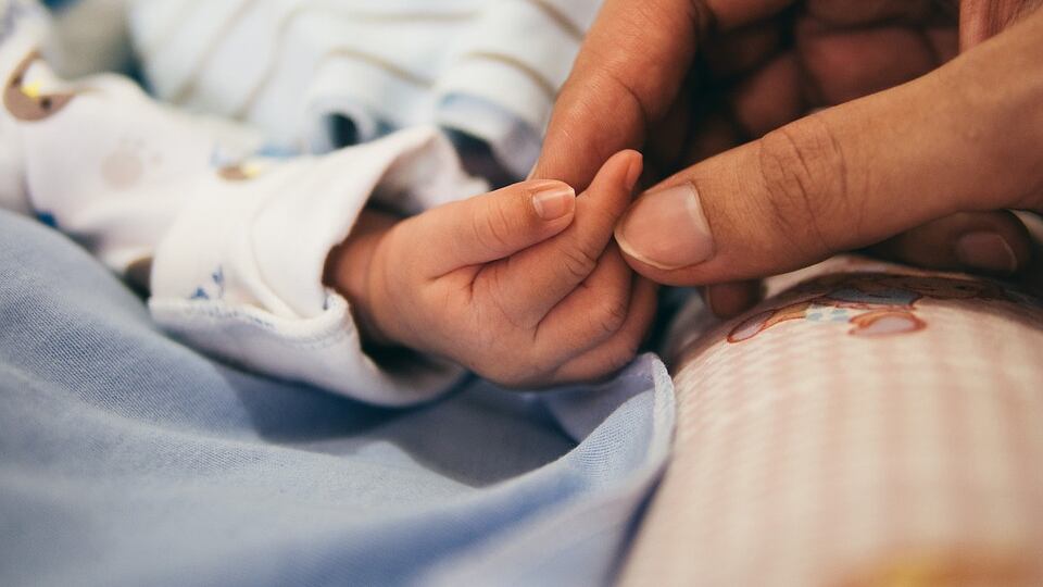 Il miracolo di Noah, il bambino nato senza cervello. La madre: "Ora sta bene, ma mi dicevano di abortire"