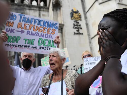 Boris deporta i migranti. La Corte europea lo ferma