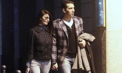 Ilaria D'Amico e Gigi Buffon, passione in piscina e pancino sospetto 18