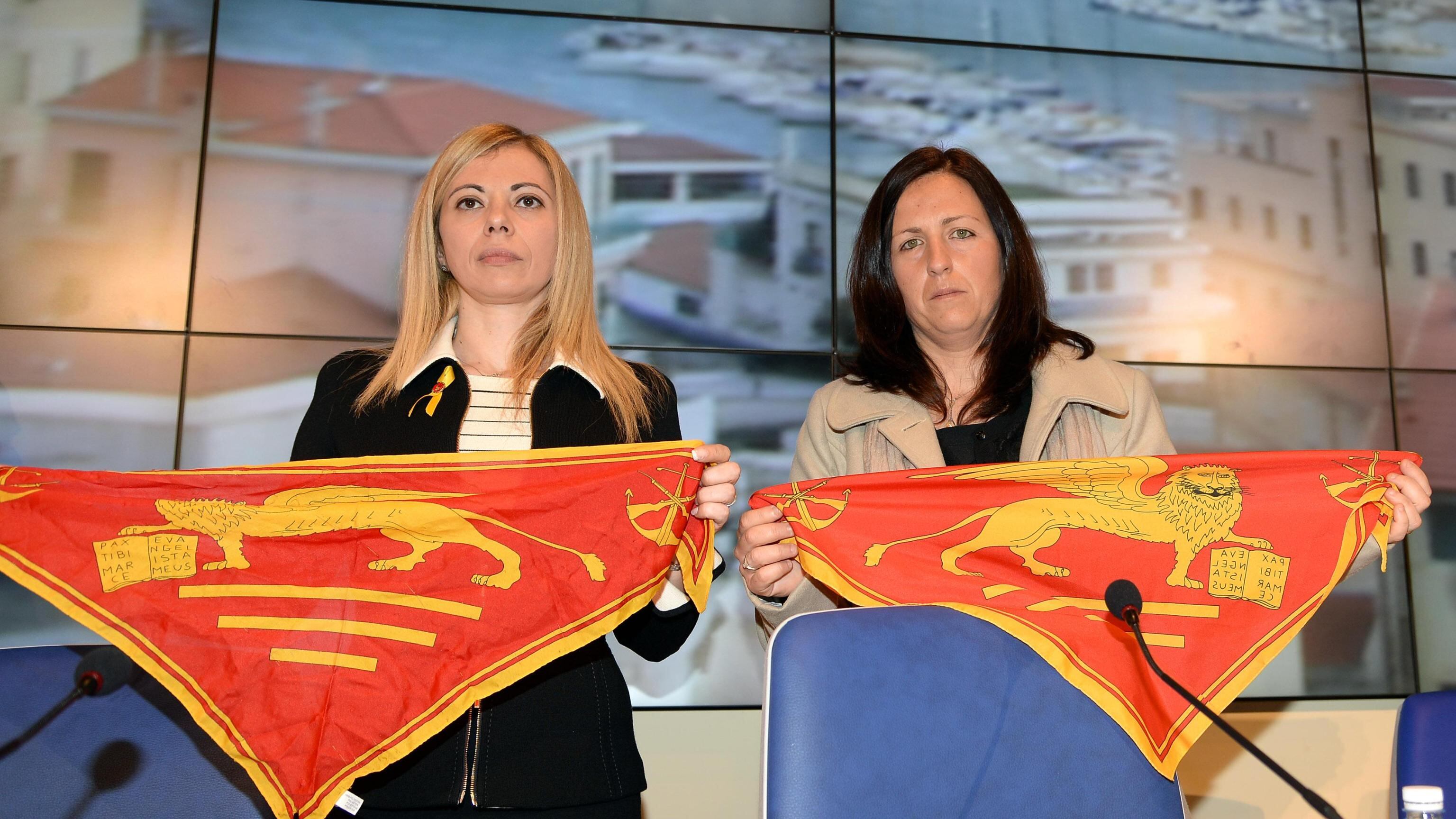 Il fuciliere con gli amici: "Non vedo l'ora di tornare a casa"