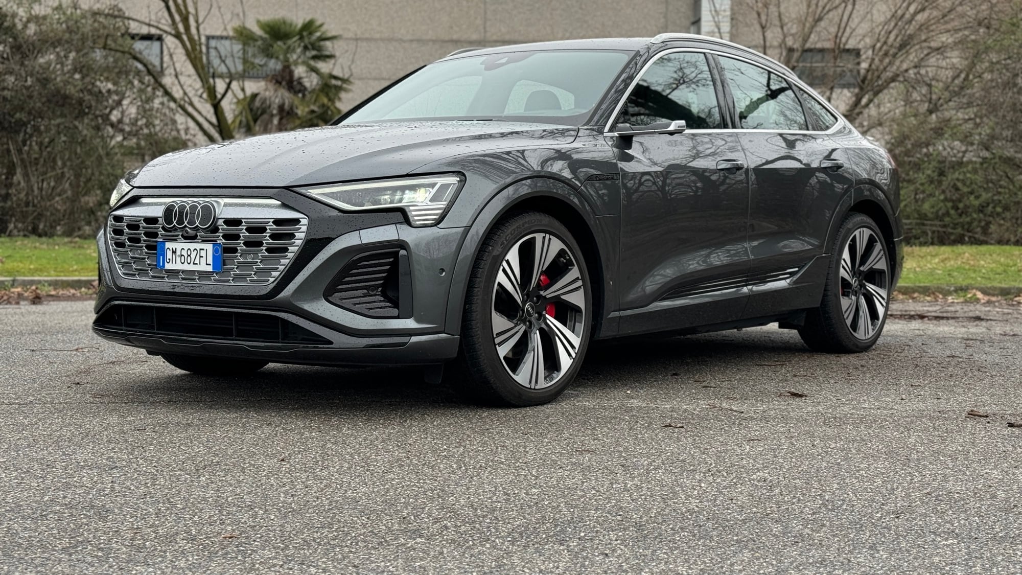 Audi Q8 Sportback e-tron: l'ammiraglia a ruote alte è anche elettrica
