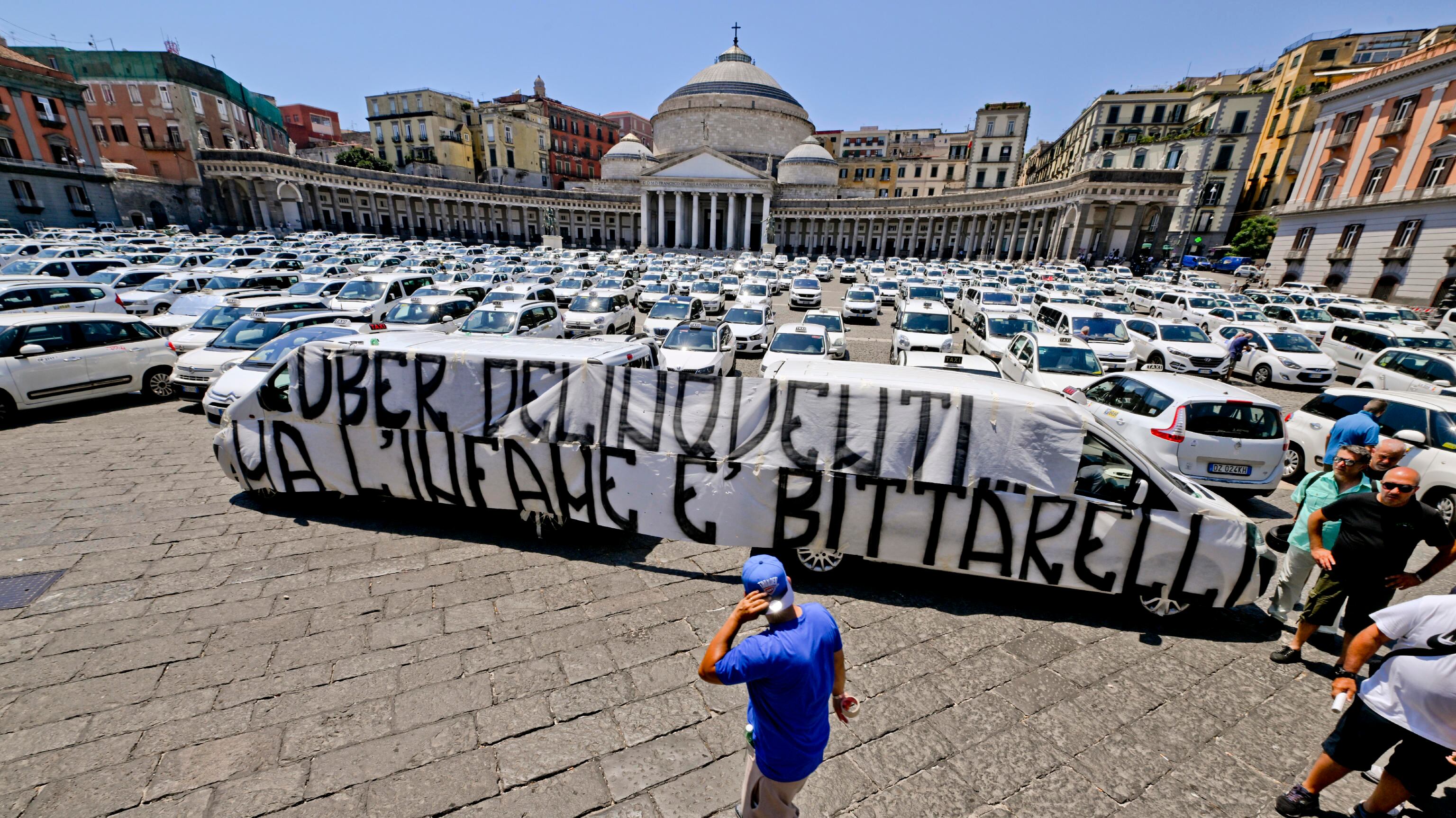 Lo scandalo Uber e la protesta dei tassisti: auto bianche ferme, disagi e tensione nelle città