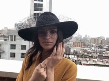 Emily Ratajkowski, topless nel deserto: scatti hot 12