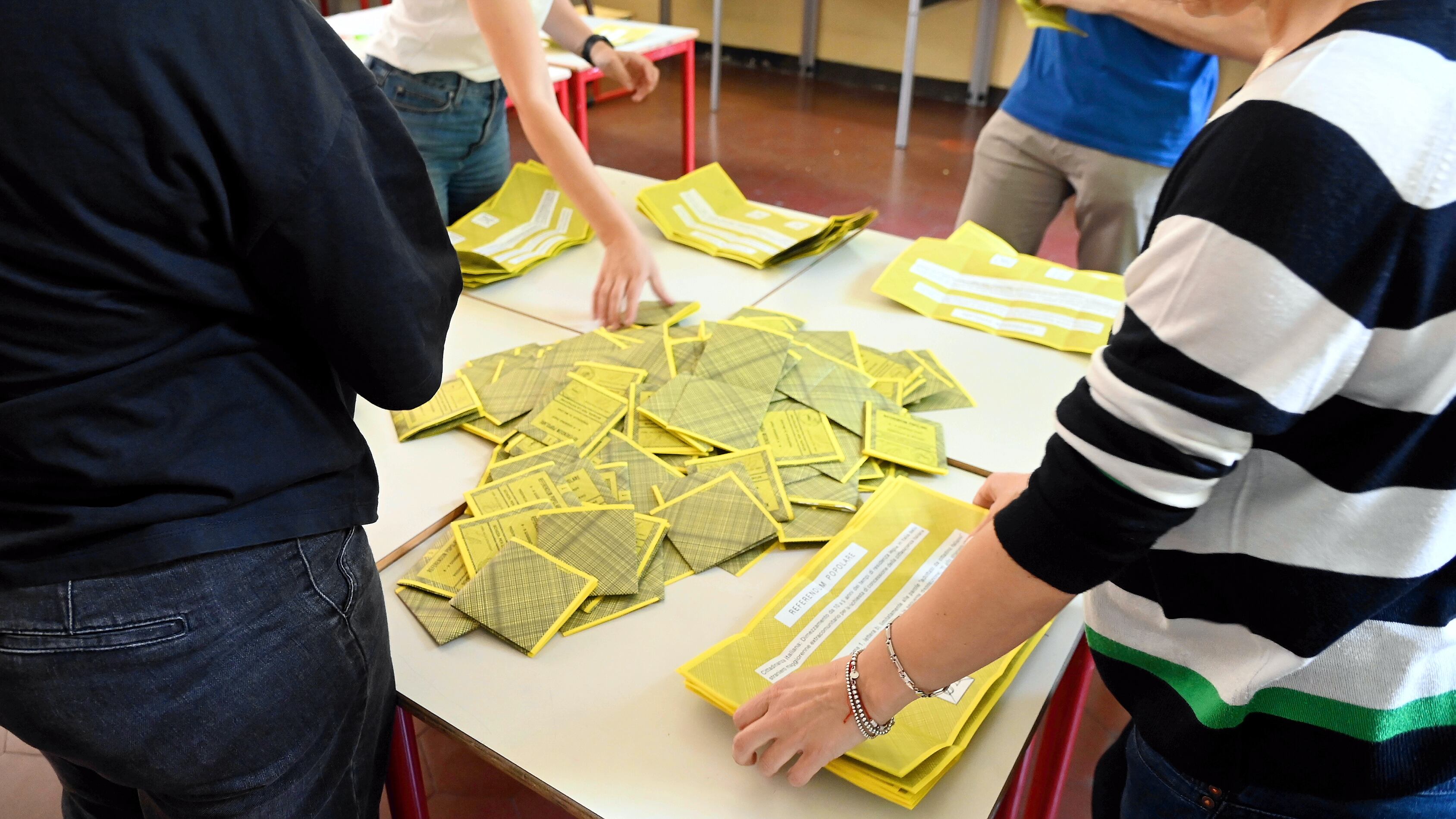 Doppio schiaffo sulla cittadinanza. I No dentro le urne schizzano al 35%
