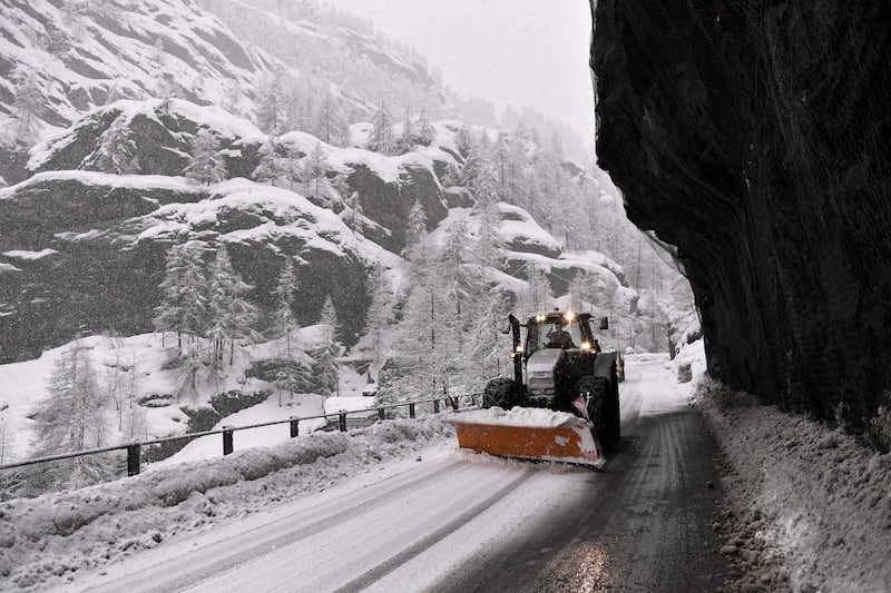 Maltempo, strade interrotte a Cervinia 1