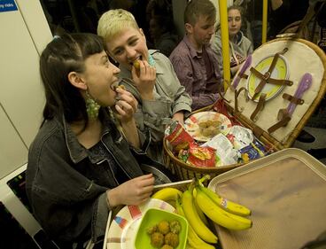 Donne fotografate mentre mangiano in metro, a Londra scatta la protesta 16