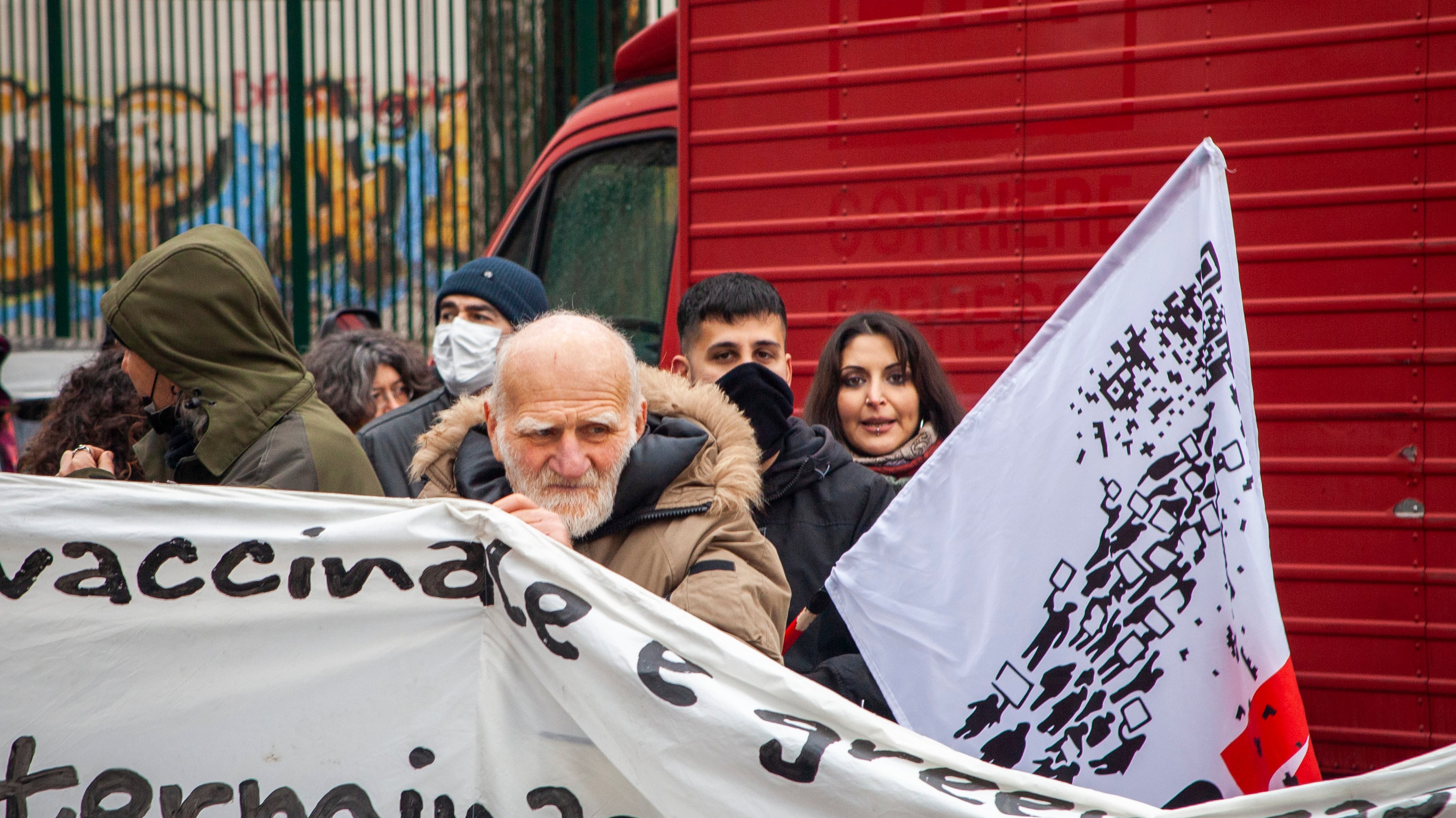 A Milano sfila l'ex Br. Cartelli contro la Segre e fischi al sindaco Sala