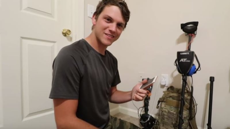 Usa, youtuber fa un'immersione e ritrova un cellulare perduto 15 mesi prima (e lo riconsegna)