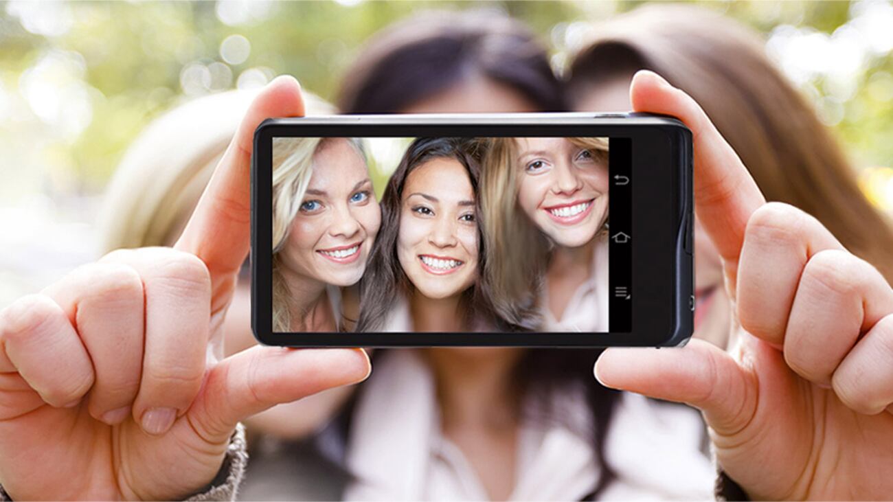 Italiani, popolo di santi, navigatori e... amanti dei selfie