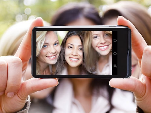 Italiani, popolo di santi, navigatori e... amanti dei selfie