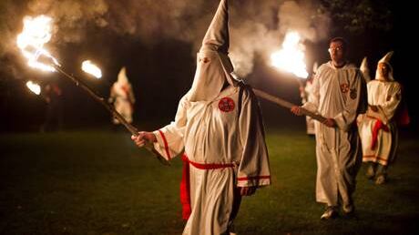 Ku Klux Klan: "Soldi per il poliziotto che uccise il 18enne nero"