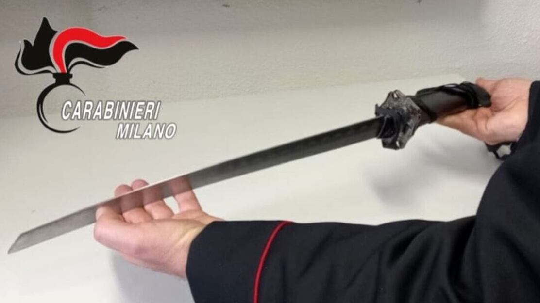 Minaccia i passanti con una katana: fermato un giovane marocchino a Milano