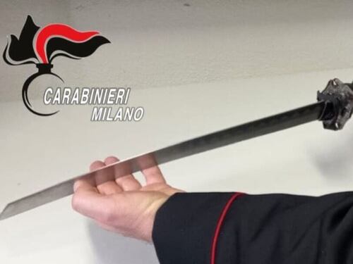 Minaccia i passanti con una katana: fermato un giovane marocchino a Milano