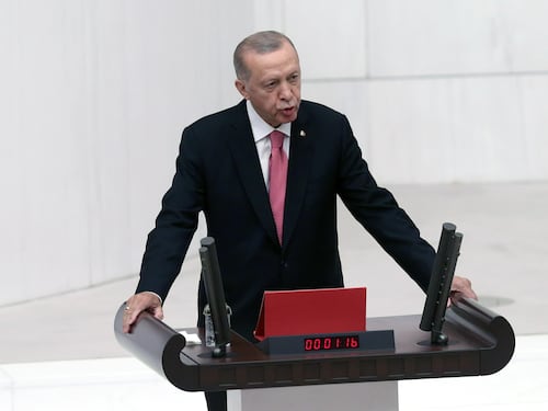 Il giuramento di Erdogan. E dalla Cina alla Nato tutti ai piedi del Sultano