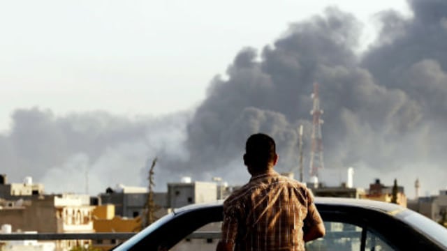 Libia, a Tripoli si intensificano i bombardamenti: usati anche i droni
