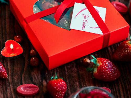 San Valentino 2024: 10 regali romantici da farsi a 60 anni