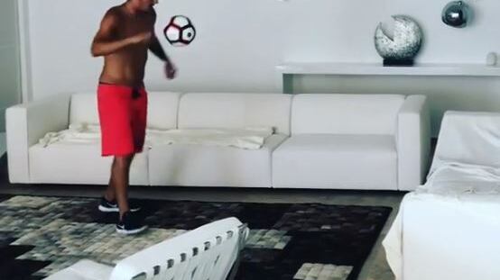 Ex Inter, Jovetic palleggio freestyle in casa: il web impazzisce
