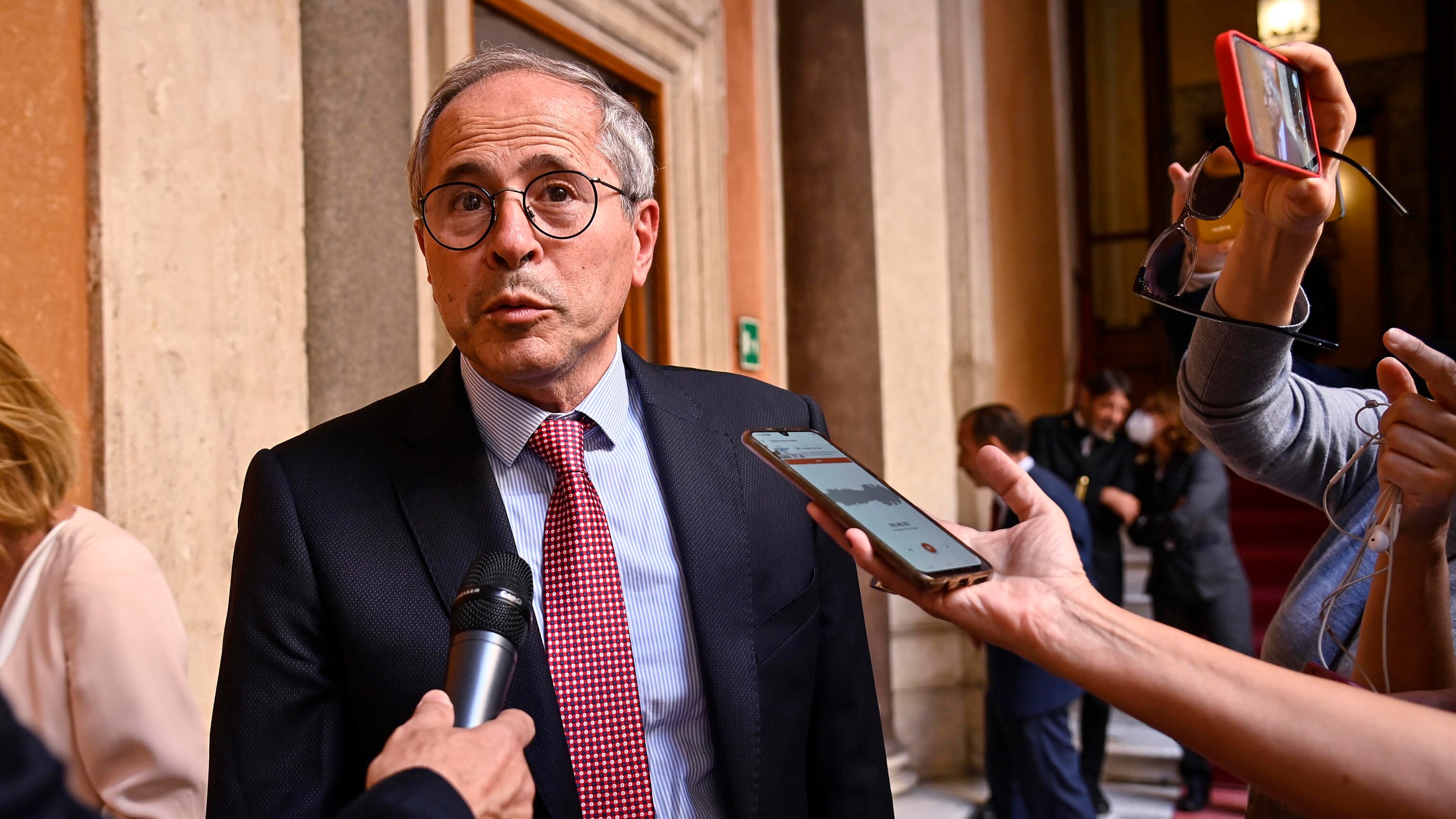 "Incarichi incompatibili". Ma il dem Crisanti non molla le poltrone