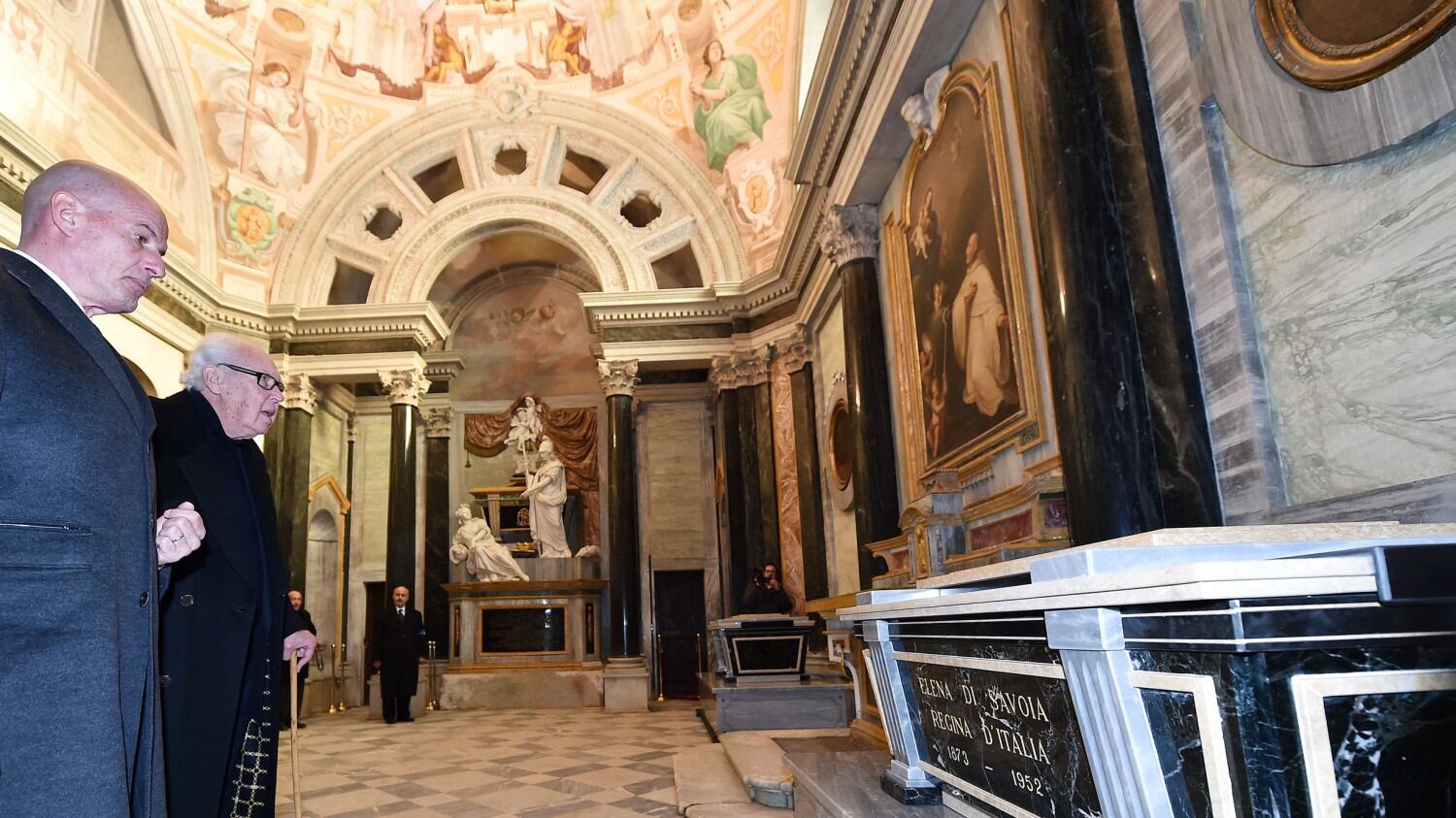 Vietato rendere omaggio alla tomba dei Savoia