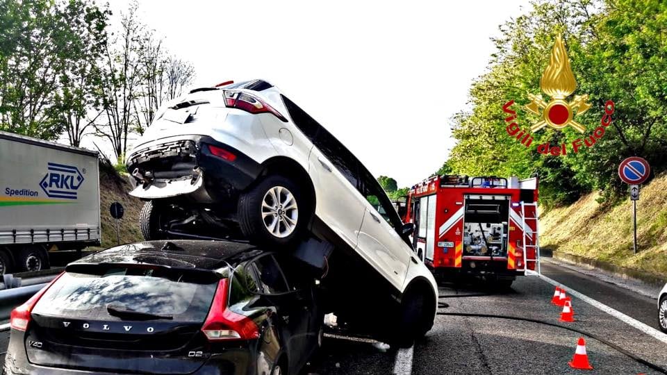 Maxi tamponamento sulla Milano-Meda: quattro feriti e lunghe code