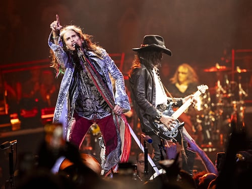 Gli Aerosmith cancellano il tour d'addio: "Steven Tyler non potrà più cantare"
