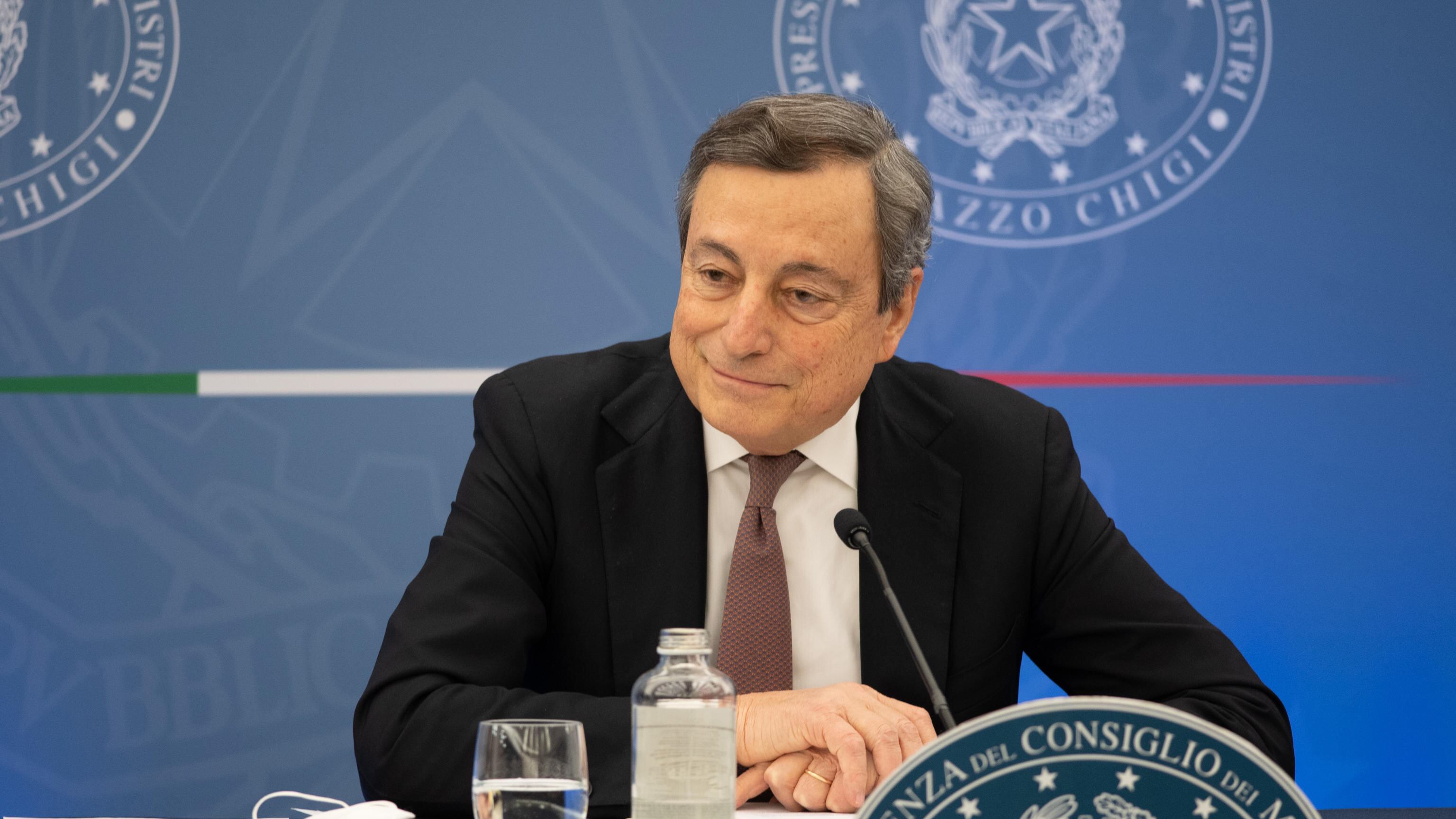 Draghi si sporca le mani