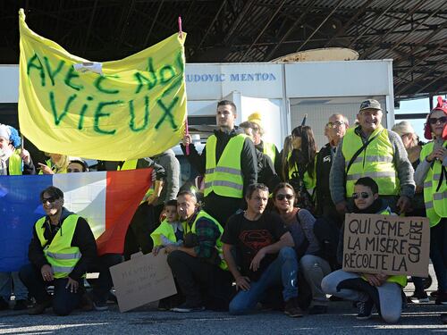 La marcia dei gilet jaunes verso la frontiera di Ventimiglia