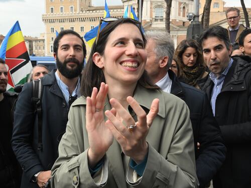 "Sbaglia sulla maternità surrogata”. I cattolici dem attaccano Schlein