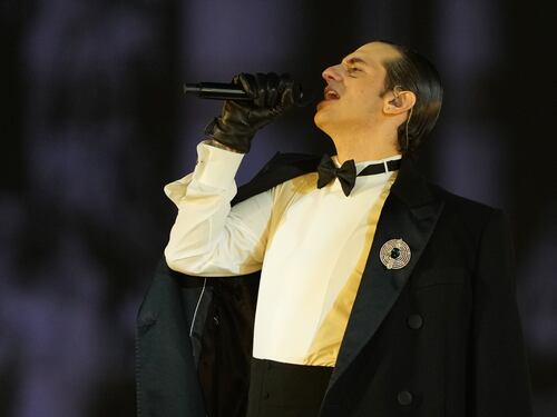 Sanremo, Achille Lauro e l’omaggio alle vittime di Crans-Montana