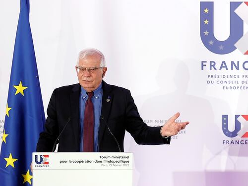 "Niente shopping a Milano...": bufera sul capo della diplomazia Ue