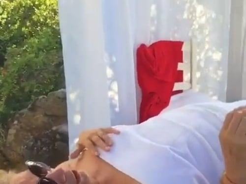 Iva Zanicchi cade al mare ma il video è tutto da ridere