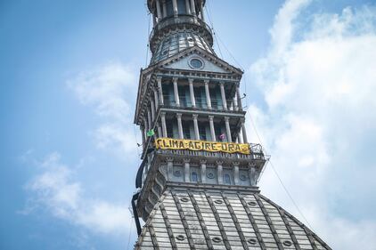 Extinction Rebellion occupa la Mole Antonelliana: le immagini da Torino 2
