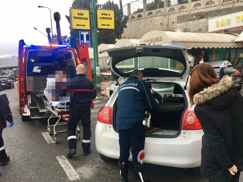 Tragedia sfiorata a Ventimiglia: auto sfonda il dehor di un bar 6